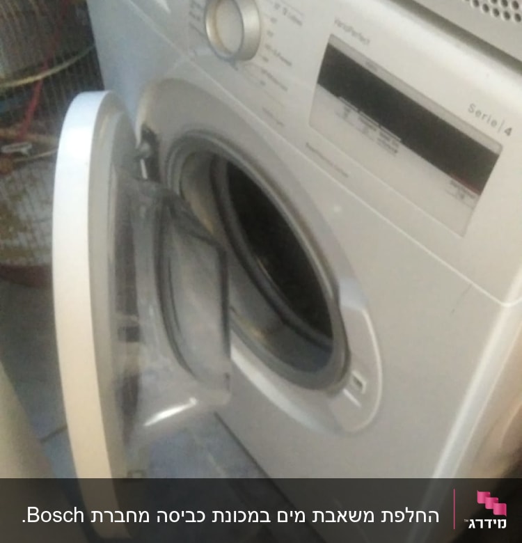 מכונת כביסה עם דלת פתוחה ולוח בקרה